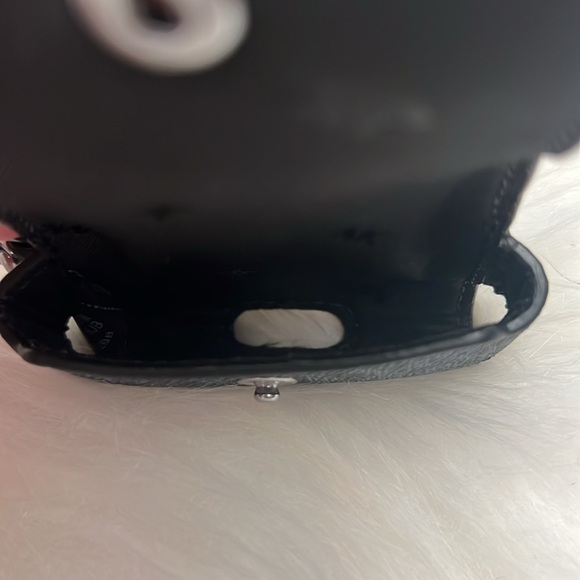 New Michael Kors Ear-pod Holder. - Picture 6 of 6